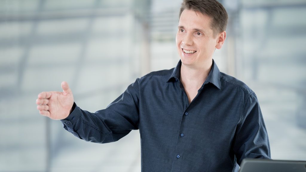 Richard Stinauer erklärt im Beratungsgespräch die nächsten Schritte